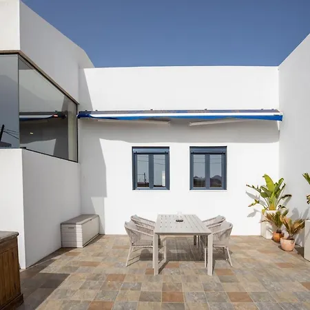 Villa Arizona - 3-bedroom House By The Sea